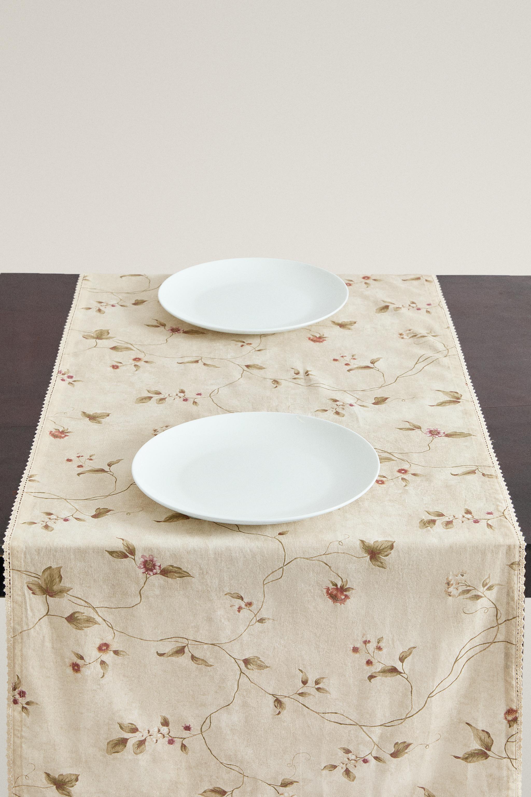 CHEMIN DE TABLE IMPRIMÉ FLORAL ET DENTELLE